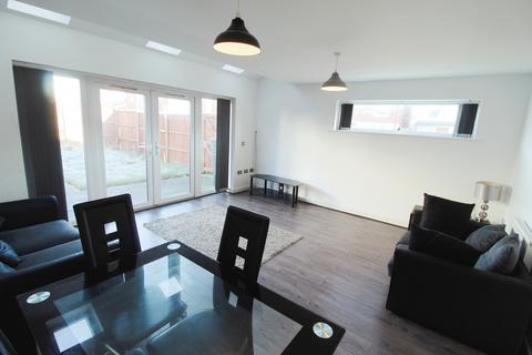 4 bedroom end of terrace house to rent - Bell Crescent, Manchester