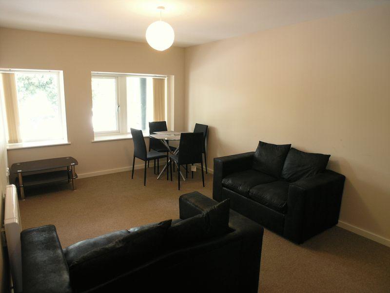 High Street, Kingswinford DY6 2 bed flat £725 pcm (£167 pw)