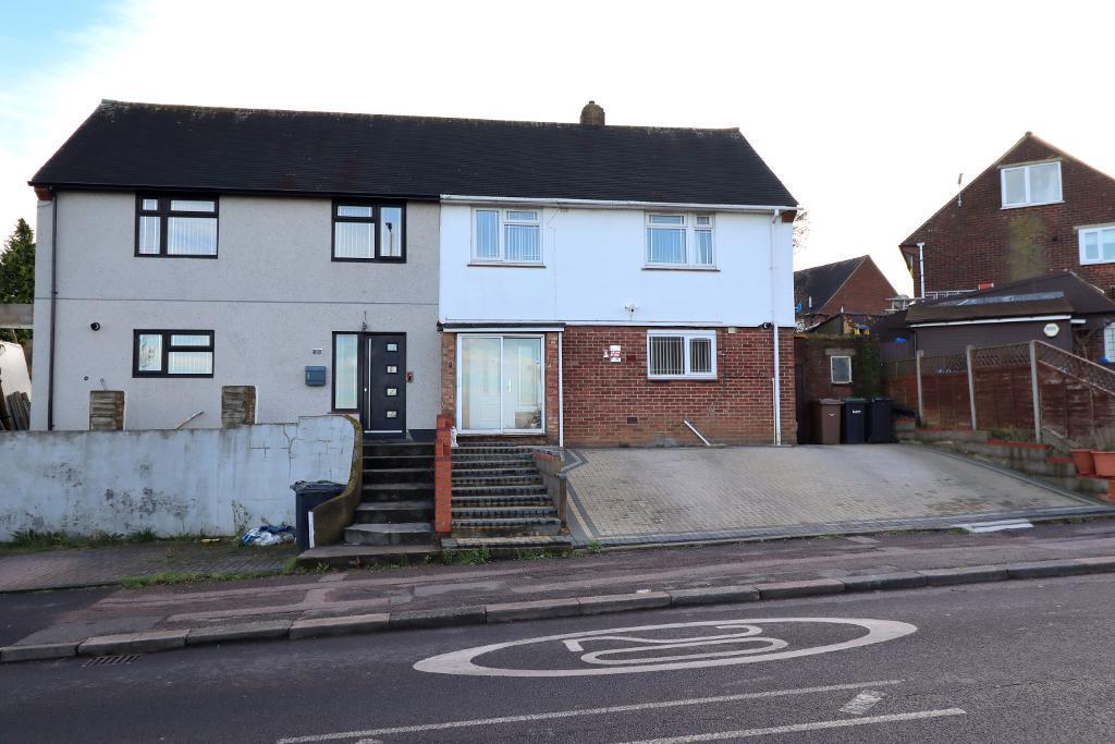 Longcroft Road, Farley Hill, Luton, Bedfordshire, LU1 5RU 3 bed semi