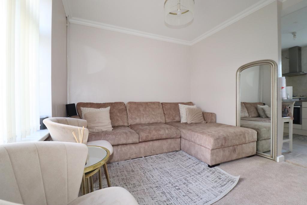 Longcroft Road, Farley Hill, Luton, Bedfordshire, LU1 5RU 3 bed semi
