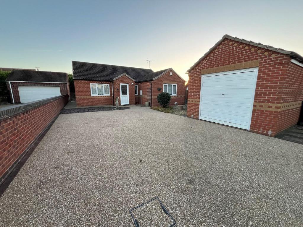 Meadow Rise, Blyton, Gainsborough, DN21 3LT 2 bed detached bungalow for