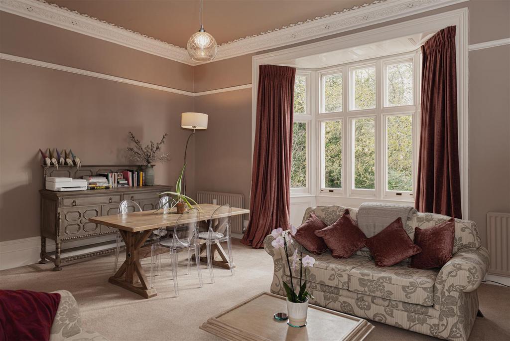 Raglan Road, Reigate 1 bed apartment for sale £400,000