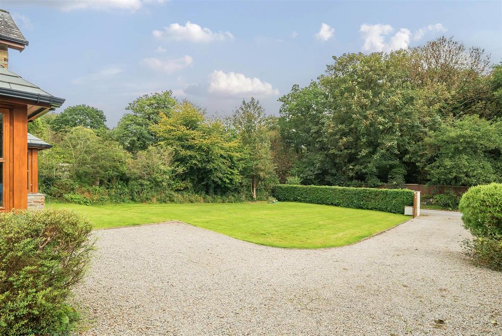 Front garden/drive