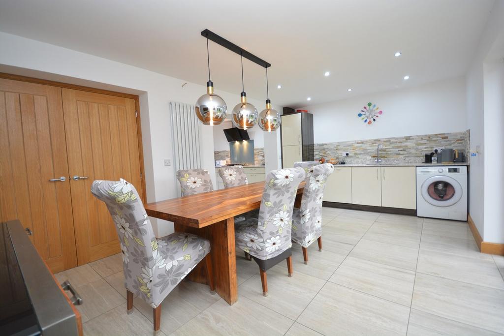 Millhill Avenue, Kilmaurs, Kilmarnock, KA3 4 bed semidetached villa