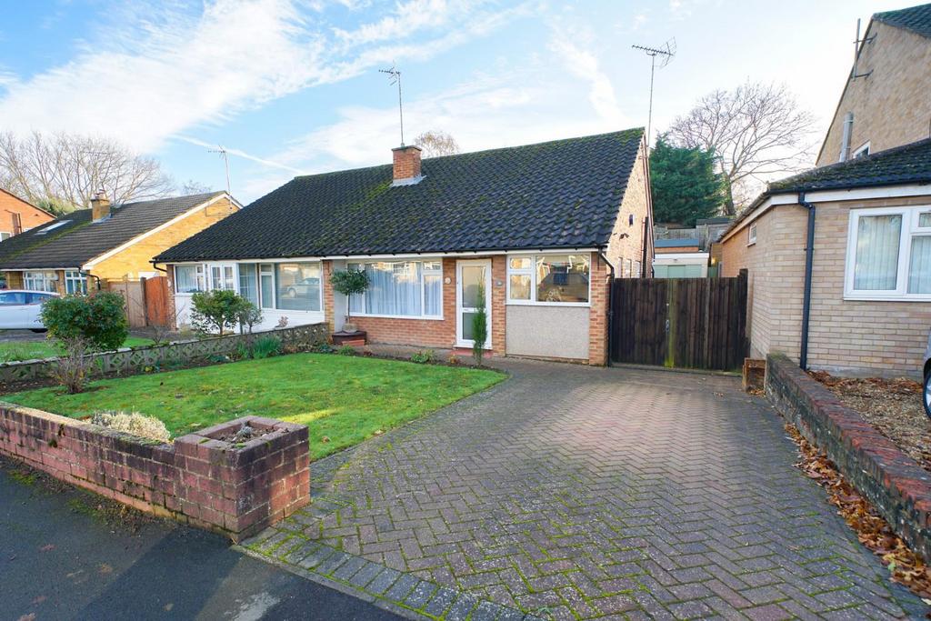 The Paddocks, Linslade 3 bed semidetached bungalow £400,000