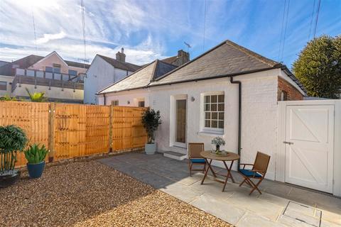 8 Ashdown Road, Worthing, BN11 1DF