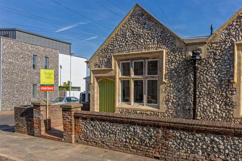 8 Ashdown Road, Worthing, BN11 1DF