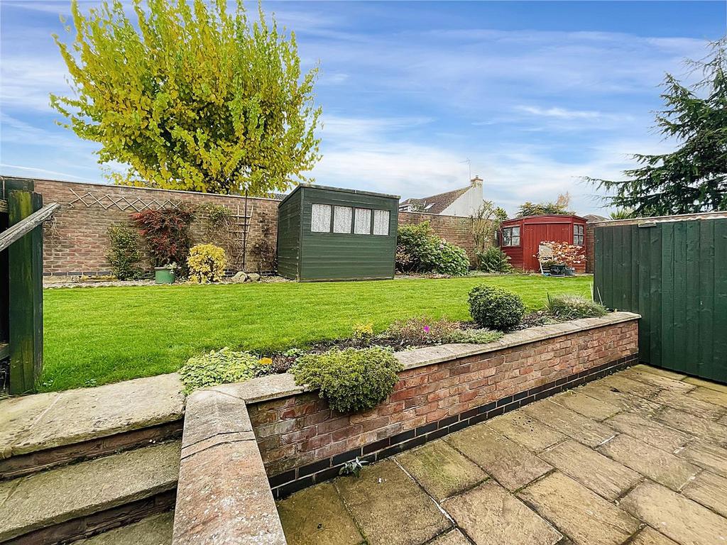 Grantham Road, Radcliffe on Trent, Nottingham 2 bed terraced bungalow