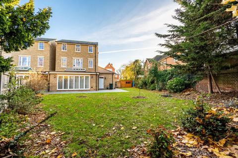 5 Barnetson Place, Dunmow, CM6 1LN