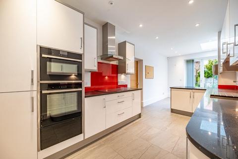 5 Barnetson Place, Dunmow, CM6 1LN