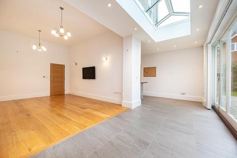 5 Barnetson Place, Dunmow, CM6 1LN