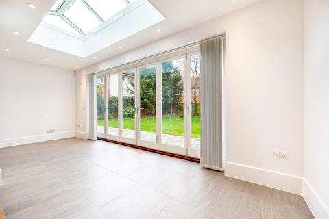 5 Barnetson Place, Dunmow, CM6 1LN