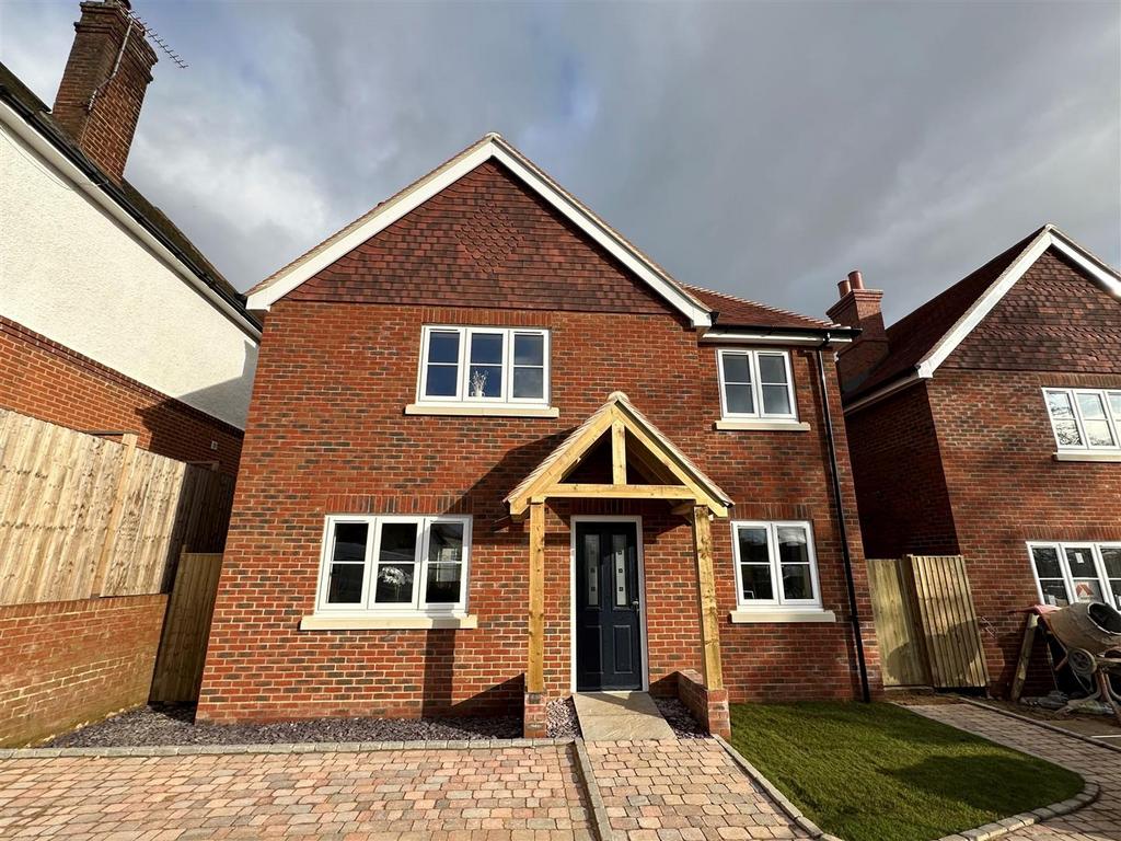 Upper Hale Road, Farnham 3 bed detached house for sale £650,000