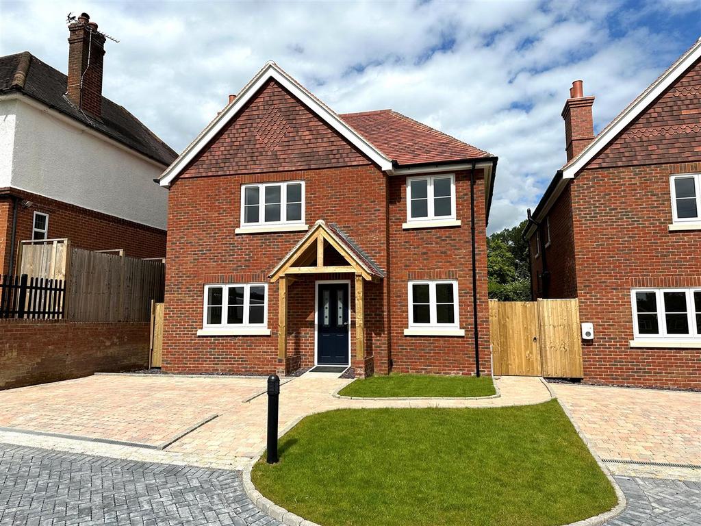 Upper Hale Road, Farnham 3 bed detached house for sale £650,000