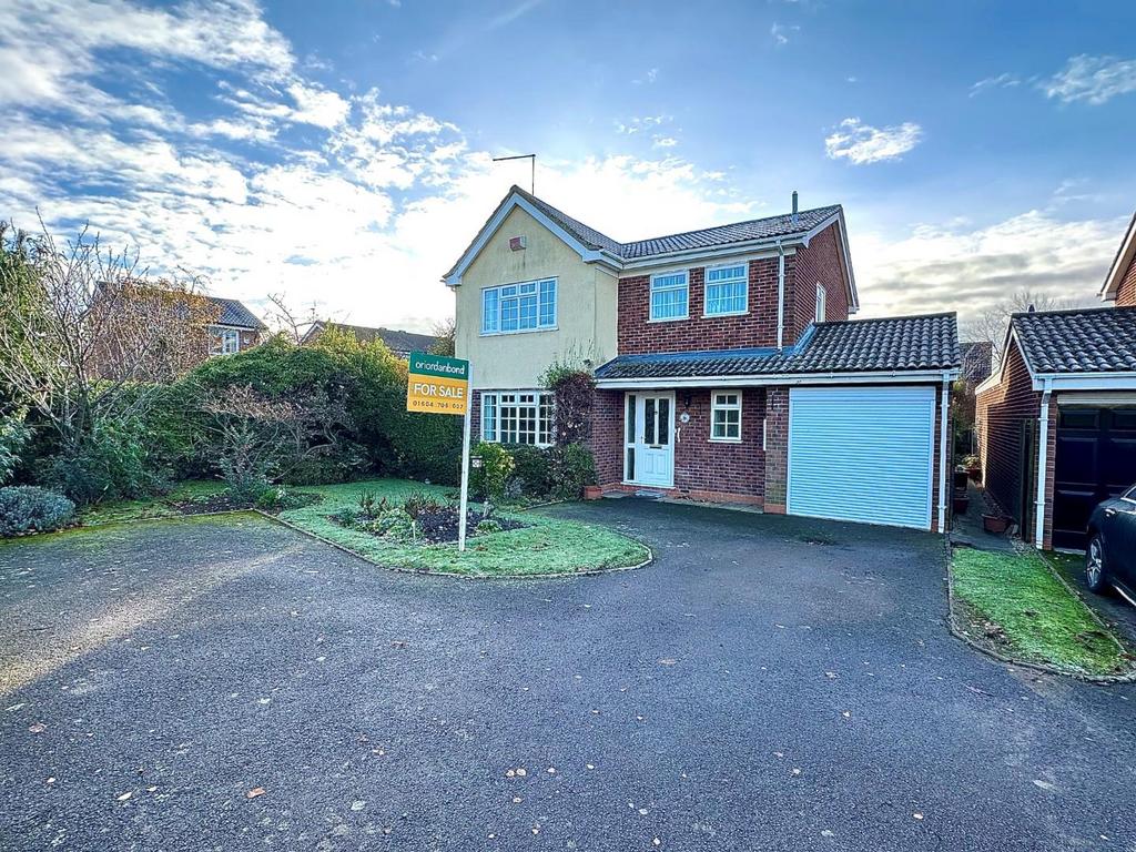 Rosemoor Drive, East Hunsbury, Northampton NN4 4 bed detached house for