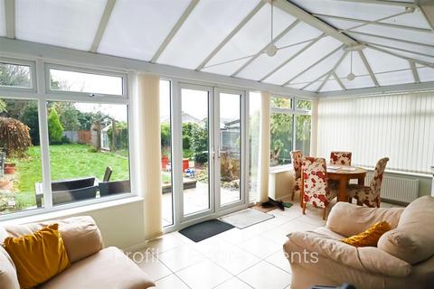 2 bedroom detached bungalow for sale, Clivesway, Hinckley