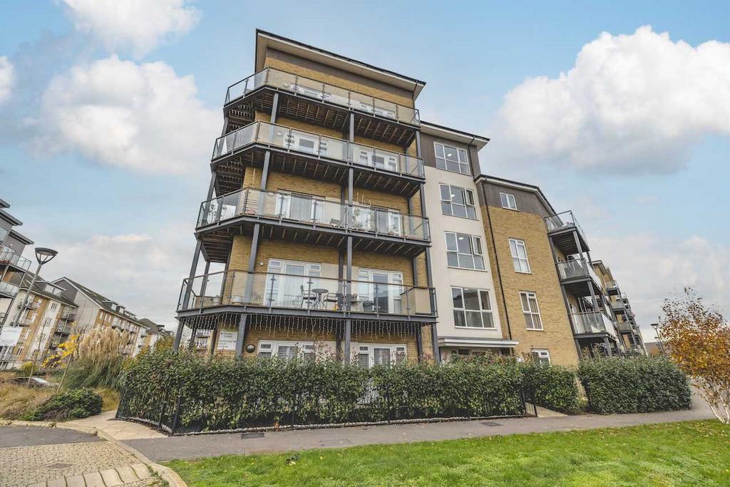 Pennyroyal Drive, West Drayton UB7 2 bed flat for sale £350,000