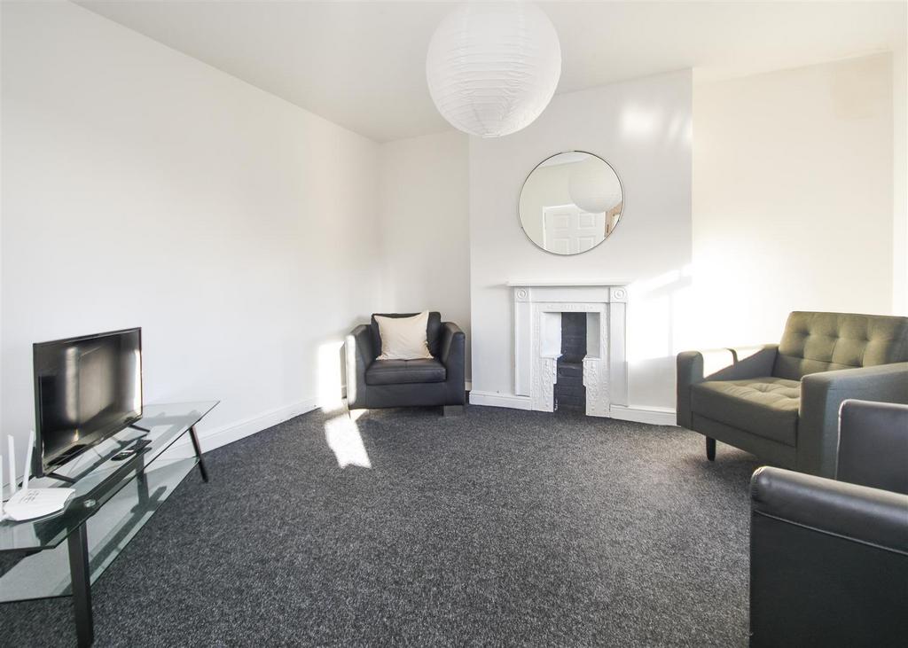 Flat 4, 226 Penn Road, Wolverhampton 3 bed apartment £1,195 pcm (£276 pw)