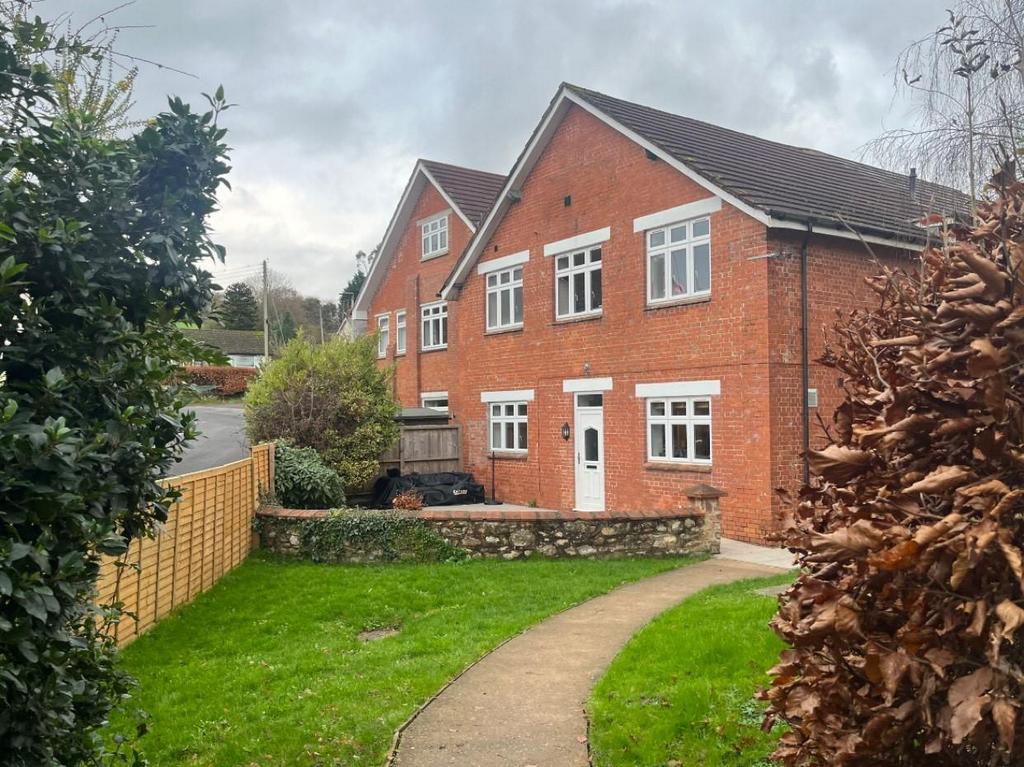 Station Road, Hemyock, Cullompton 4 bed semidetached house to rent £