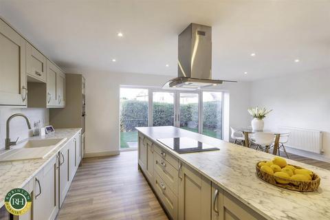 3 Doncaster Road, Armthorpe, Doncaster, DN3 2BY