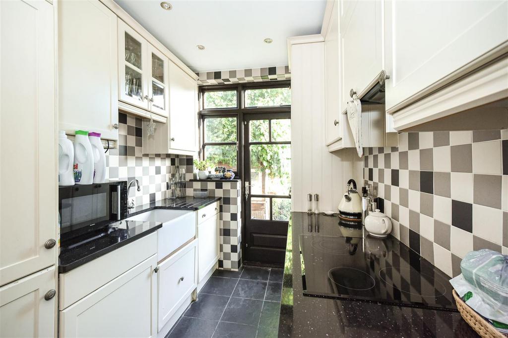 7 Thornwood Close-10.jpg