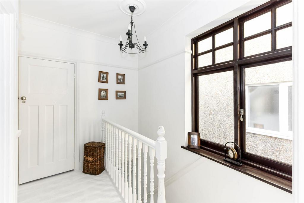 7 Thornwood Close-2.jpg