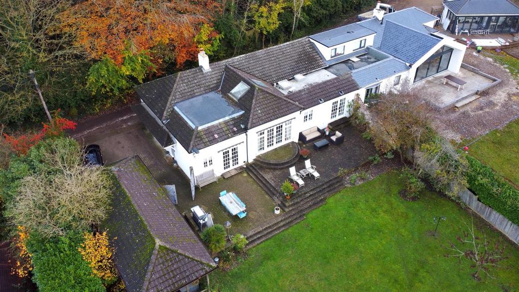 DOWNS LANE, SOUTH LEATHERHEAD, KT22 3 bed semidetached bungalow for