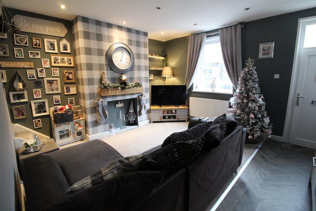 Hebden Road, Haworth, Keighley, BD22 2 bed terraced house for sale £