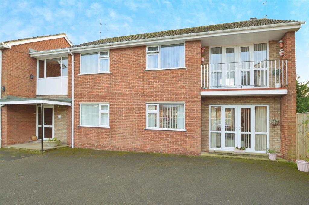 Wentworth Close, Willerby, Hull 2 bed apartment for sale £135,000