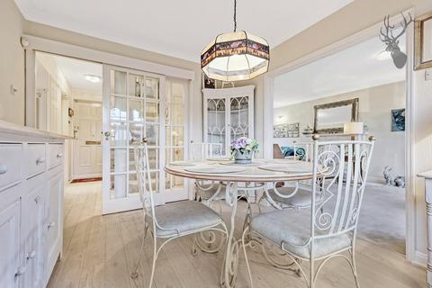 11 Hazelwood, Loughton, IG10 4ET