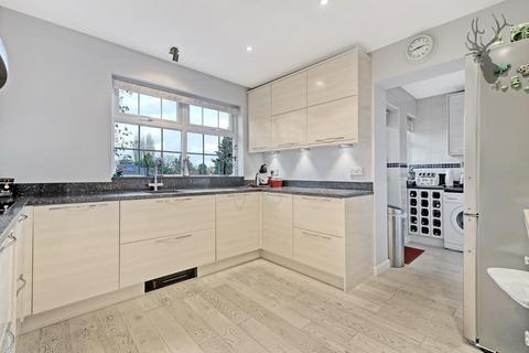 11 Hazelwood, Loughton, IG10 4ET