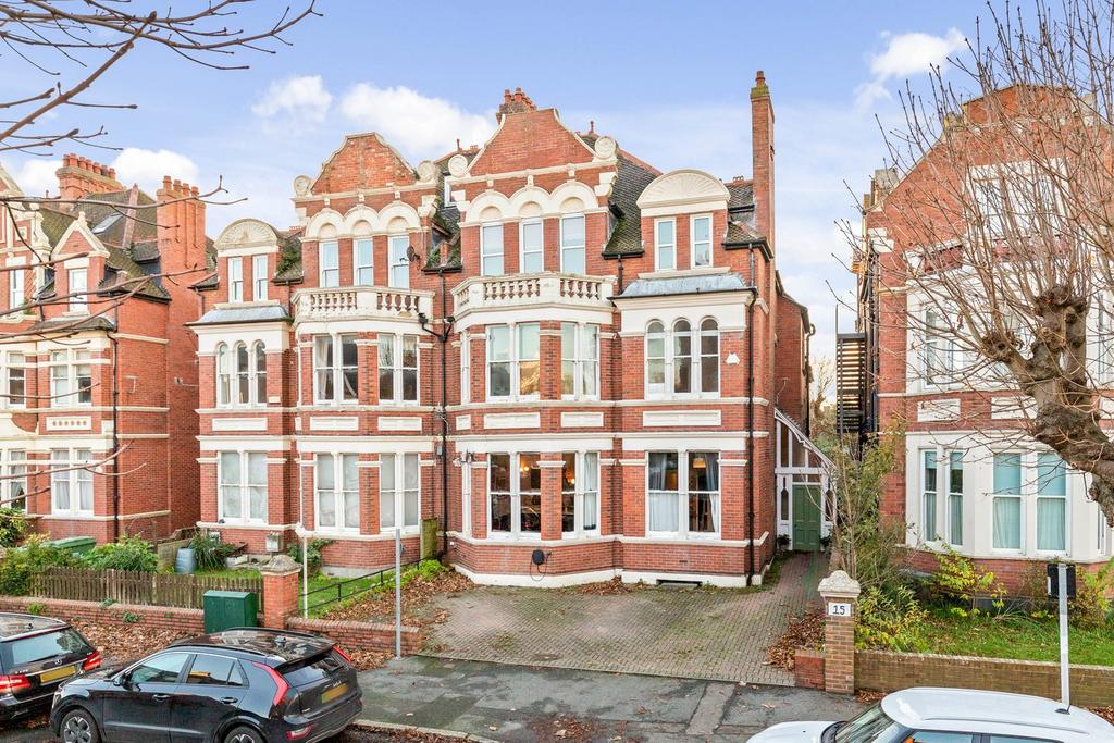 Grimston Avenue, Folkestone, Kent, CT20 2 bed ground floor flat for