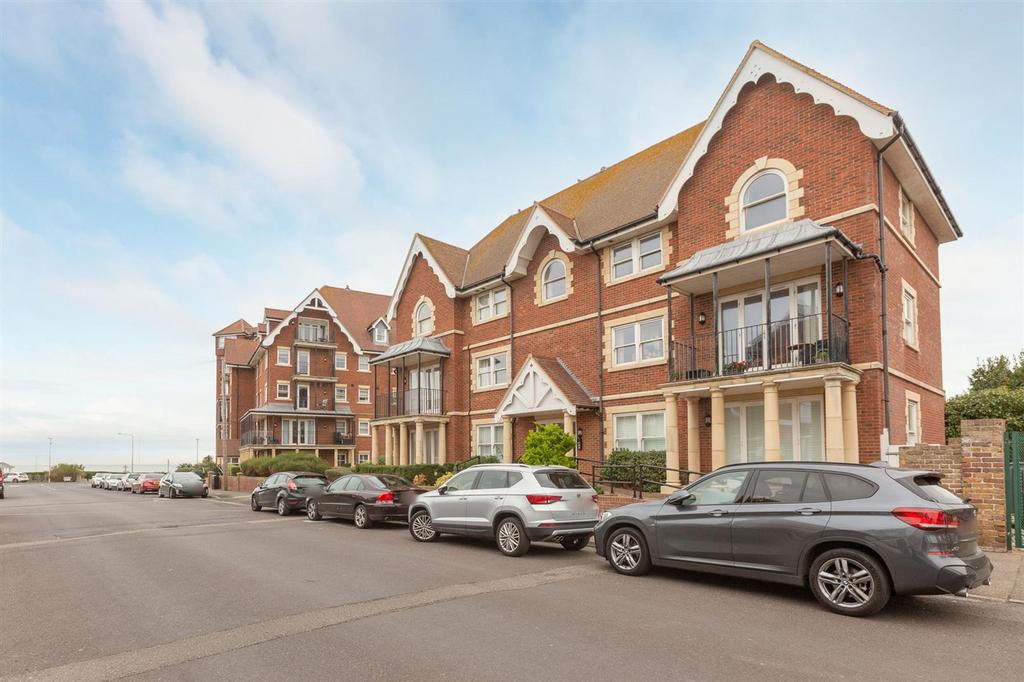 St. Mildreds Road, WestgateOnSea, CT8 2 bed flat for sale £264,900