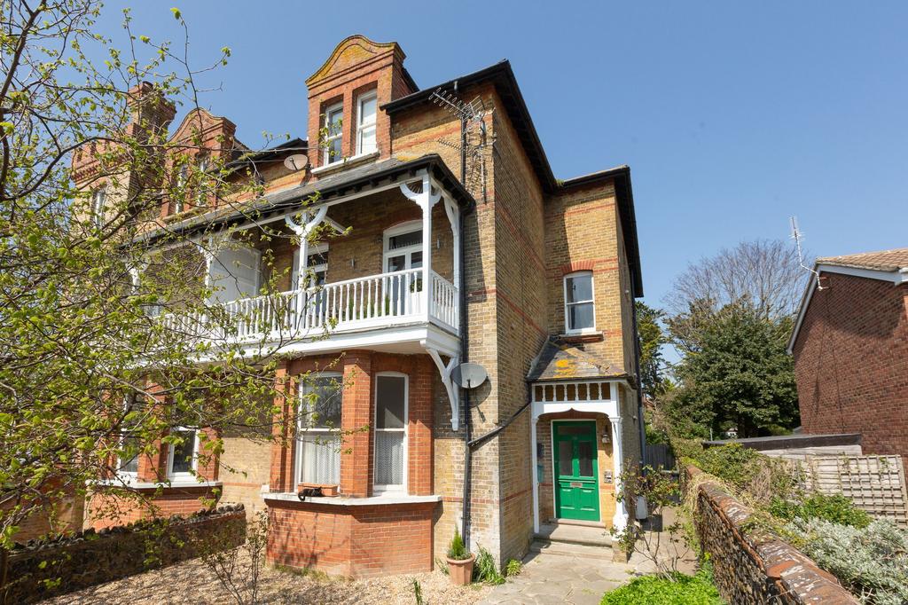 Westgate Bay Avenue, WestgateOnSea, CT8 2 bed flat for sale £275,000