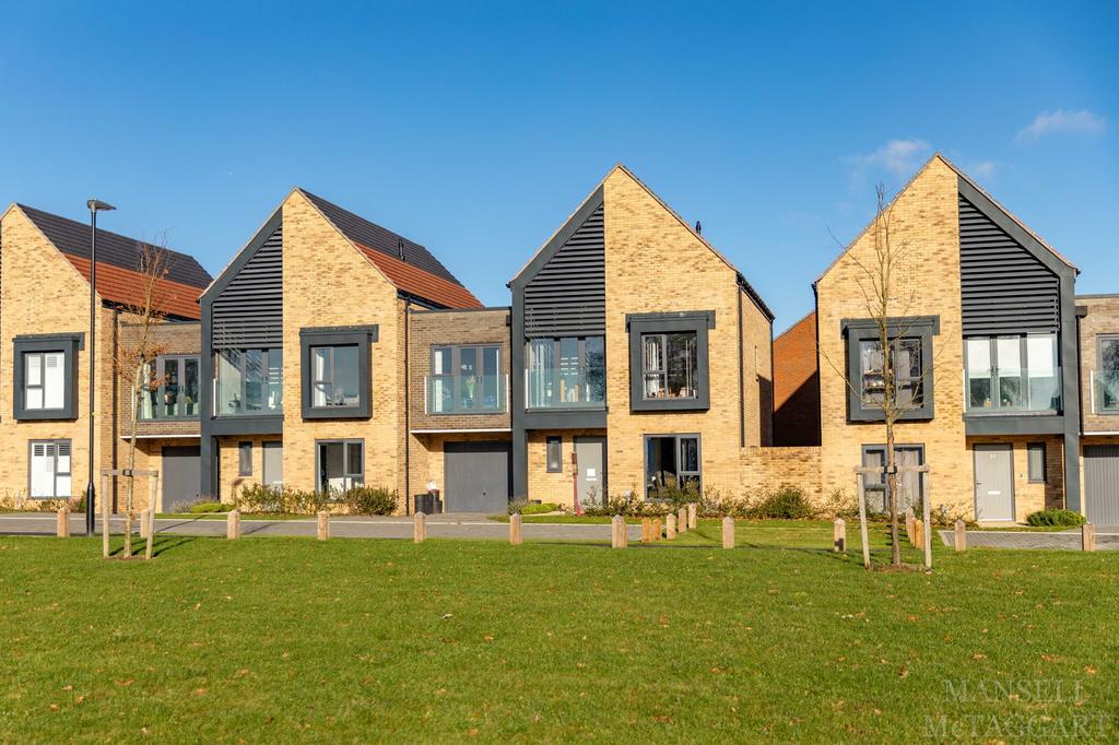 Pease Pottage, Crawley RH11 4 bed villa for sale £725,000