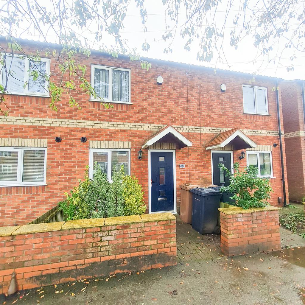 Queen Elizabeth Road, Ermine, LN1 2 bed townhouse to rent £825 pcm (£