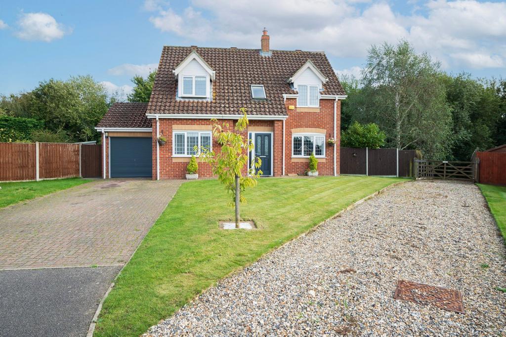 Paget Adams Drive, Dereham, NR20 3 bed detached house for sale £350,000