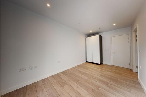 3 bedroom flat to rent - Park Central West, London, SE1