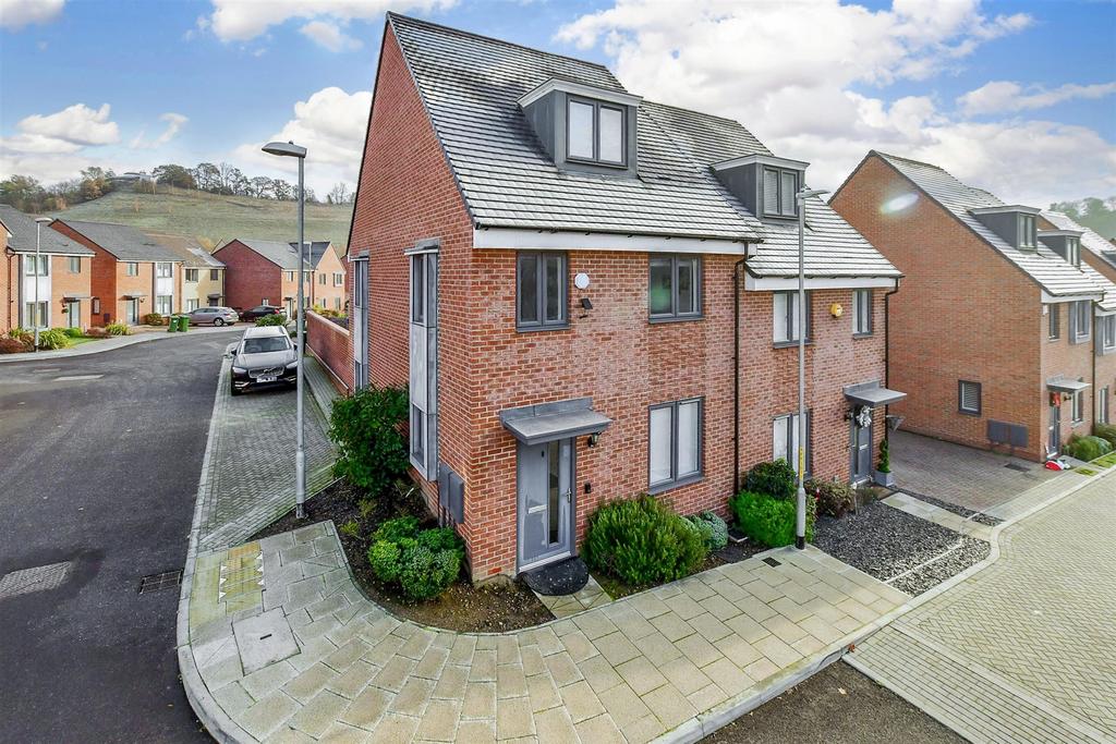 Flint Rise, Castle Hill, Kent 4 bed semidetached house for sale £500,000