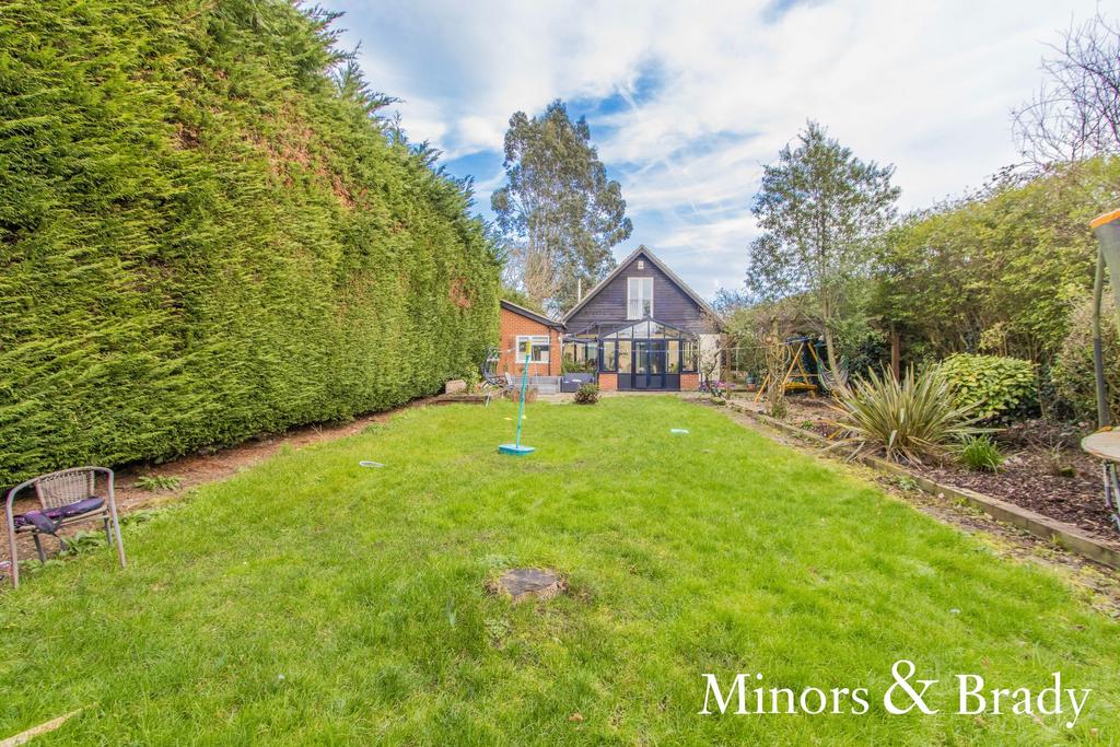 Caldecott Road, Lowestoft, NR32 5 bed chalet for sale £410,000