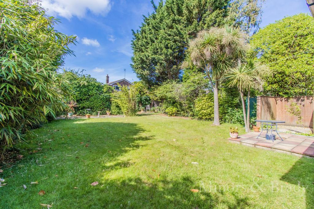 West Avenue, Ormesby, NR29 4 bed chalet for sale £300,000