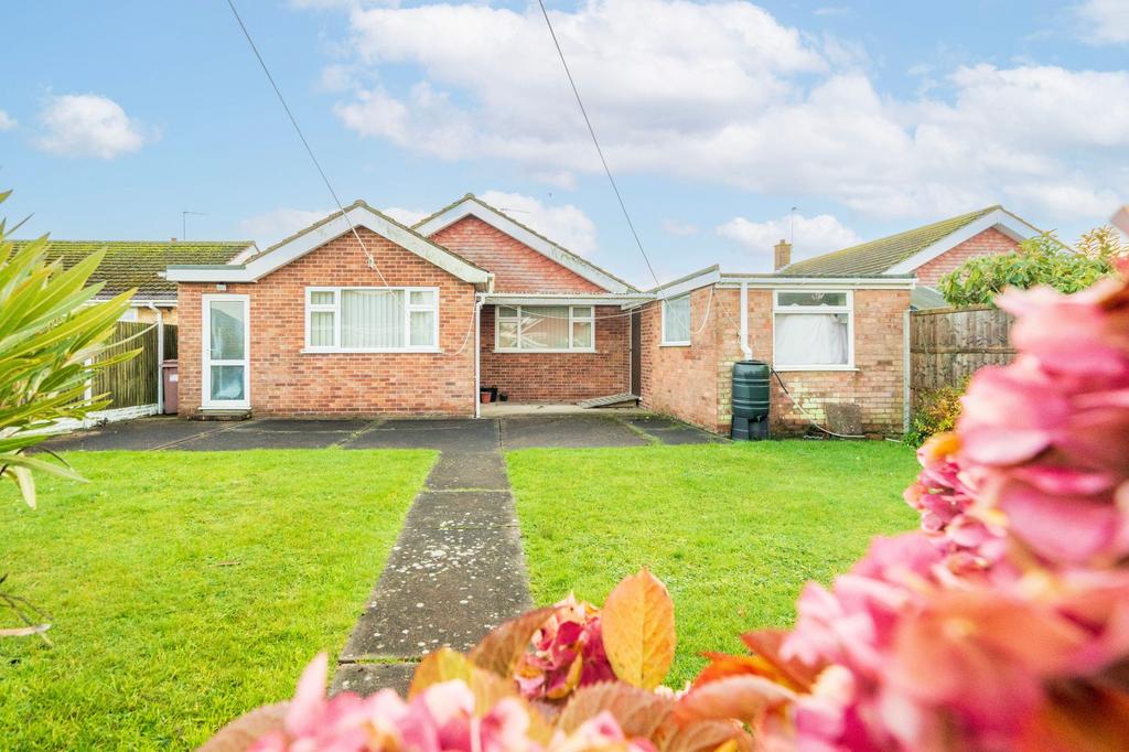 Crosstead, Great Yarmouth, NR30 3 bed detached bungalow for sale £300,000