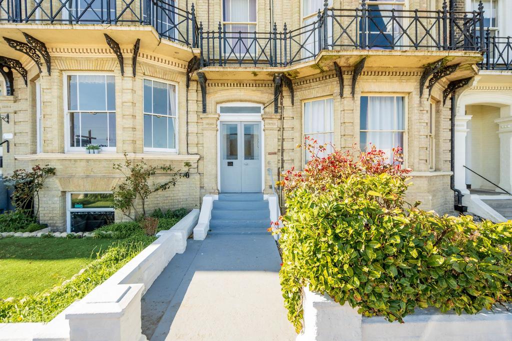 Kirkley Cliff, Lowestoft, NR33 2 bed flat for sale £160,000