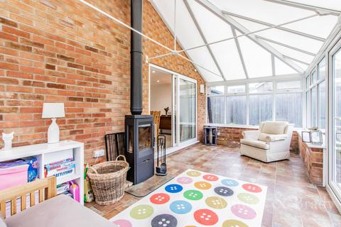 5 bedroom detached bungalow for sale - Hillside, Chedgrave, NR14