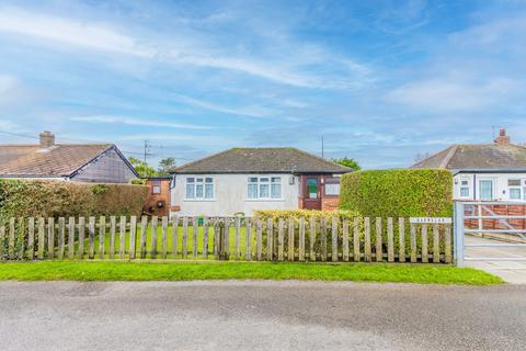 2 bedroom detached bungalow for sale - Fakes Road, Hemsby, NR29