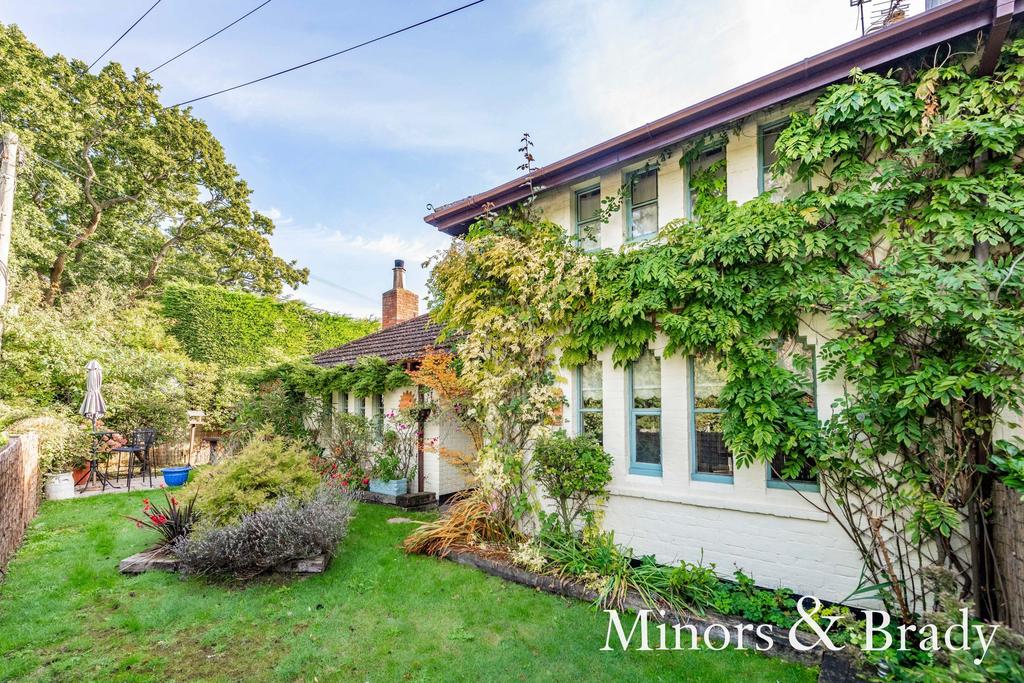 Flixton Road, Flixton, NR32 3 bed cottage for sale £315,000