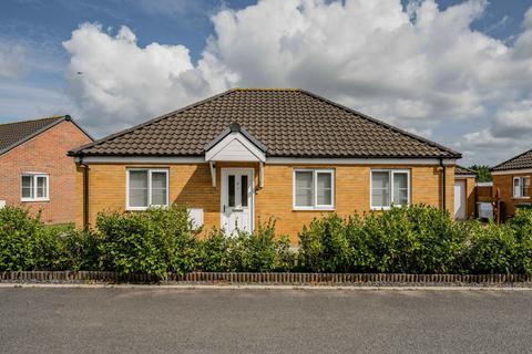 2 bedroom detached bungalow for sale - Darnell Close, Bradwell, NR31