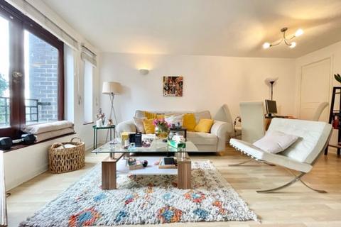 32 Discovery Walk, London, E1W 2JG