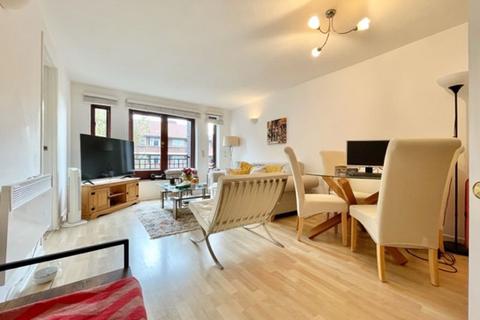 32 Discovery Walk, London, E1W 2JG