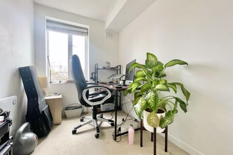 32 Discovery Walk, London, E1W 2JG